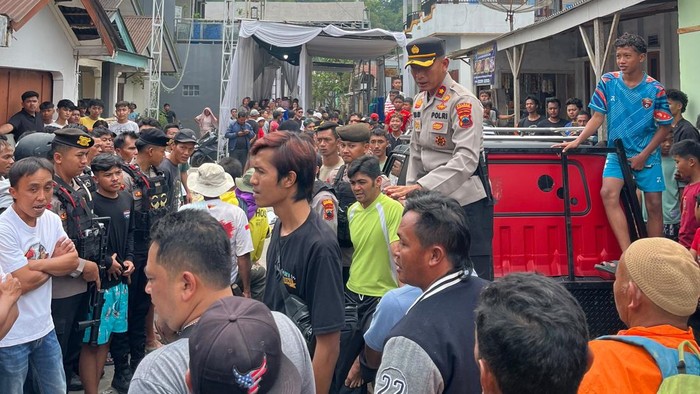 Polisi saat mendatangi lokasi dua pria yang diduga mengamuk di Desa Wonokromo, Kecamatan Mojotengah, Kabupaten Wonosobo.