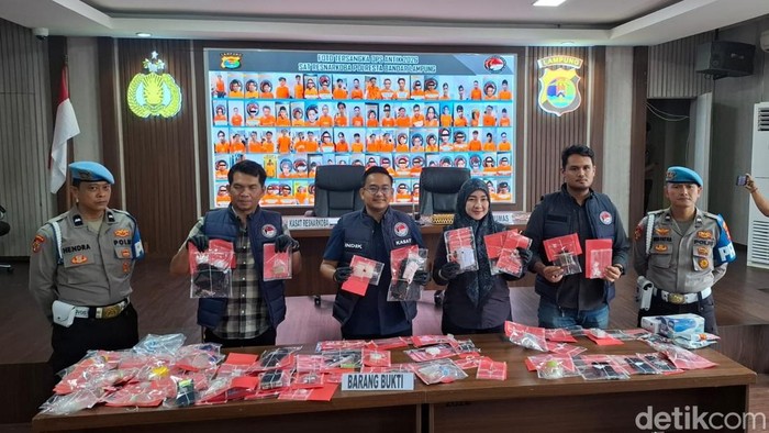 Polisi saat mengungkap kasus narkoba di Bandar Lampung