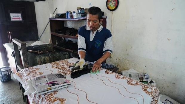 Proses pembuatan Batik Shaho dengan metode cap. Proses pembuatan Batik Shaho dengan metode cap.