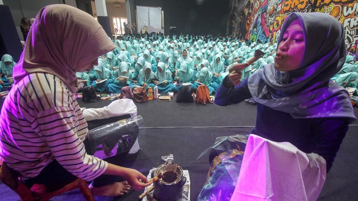 Santri Madrasah Tsanawiyah (MTs) Progresif Bumi Shalawat mewarnai pola batik menggunakan media kanvas dan cat acrylic dalam Batik Fest 2026 di Lippo Plaza Sidoarjo, Jawa Timur, Senin (28/9/2026). Kegiatan yang diikuti 450 santri tersebut sebagai edukasi dan upaya pelestarian batik tulis kepada generasi muda sekaligus mengembangkan minat dan bakat seni. ANTARA FOTO/Umarul Faruq/nym.
