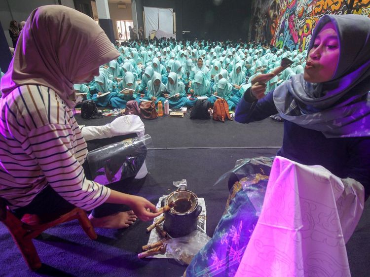 Ratusan Santri Belajar Melestarikan Batik Sejak Dini