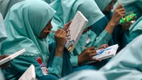 Sebanyak 450 santri mengikuti Batik Fest 2026 di Sidoarjo. Kegiatan tersebut juga menjadi wadah untuk mengembangkan minat dan bakat seni para peserta. ANTARA FOTO/Umarul Faruq  