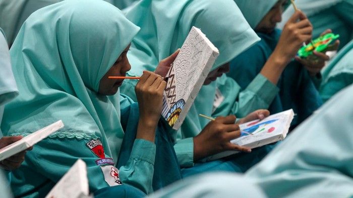 Santri Madrasah Tsanawiyah (MTs) Progresif Bumi Shalawat mewarnai pola batik menggunakan media kanvas dan cat acrylic dalam Batik Fest 2026 di Lippo Plaza Sidoarjo, Jawa Timur, Senin (28/9/2026). Kegiatan yang diikuti 450 santri tersebut sebagai edukasi dan upaya pelestarian batik tulis kepada generasi muda sekaligus mengembangkan minat dan bakat seni. ANTARA FOTO/Umarul Faruq/nym.