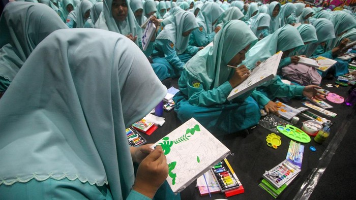Santri Madrasah Tsanawiyah (MTs) Progresif Bumi Shalawat mewarnai pola batik menggunakan media kanvas dan cat acrylic dalam Batik Fest 2026 di Lippo Plaza Sidoarjo, Jawa Timur, Senin (28/9/2026). Kegiatan yang diikuti 450 santri tersebut sebagai edukasi dan upaya pelestarian batik tulis kepada generasi muda sekaligus mengembangkan minat dan bakat seni. ANTARA FOTO/Umarul Faruq/nym.