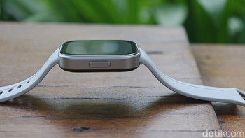 Redmi Watch 6 Active ini punya ketebalan bodi hanya 9,9 mm dengan bobot 26 gram saja. Foto: Adi FR/detikINET