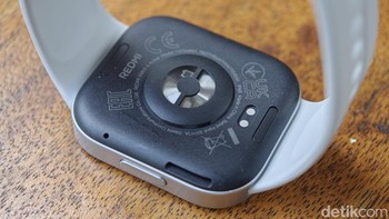 Di bagian bawahnya terdapat sejumlah sensor dan pin connector untuk pengisian ulang secara magnetic dengan kabel charger bawaan. Saat terisi penuh, Redmi Watch 6 Active ini diklaim dapat bertahan hingga 18 hari penggunaan.  Foto: Adi FR/detikINET