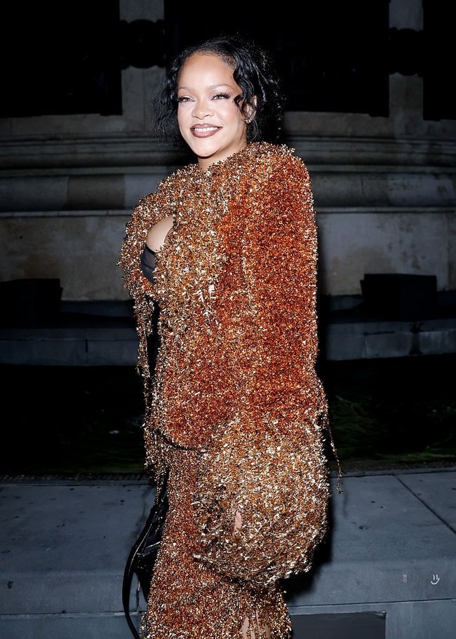 Rihanna hadir di Paris Fashion Week untuk menyaksikan fashion show Matières Fécales Spring 2027. Ia memilih setelan rok berkilauan dan langsung jadi pusat atensi. Foto: WWD via Getty Images/WWD
