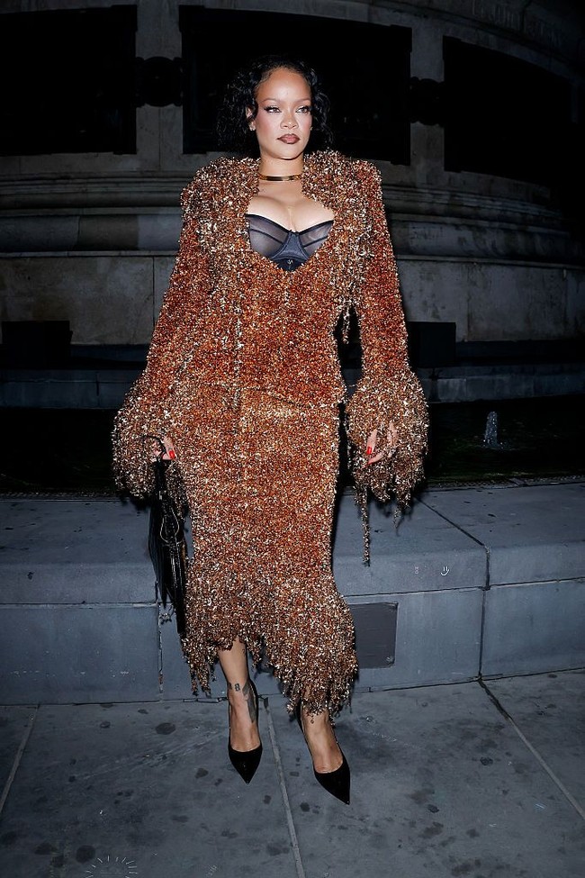 Wajahnya dirias gaya baddie girl dengan smokey eyes dan lipstik nude cokelat, sementara rambut ditata bergelombang serta disanggul acak. Foto: WWD via Getty Images/WWD