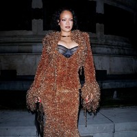 5 Gaya Rihanna Tampil Berkilauan Bak Diamond di Paris Fashion Week