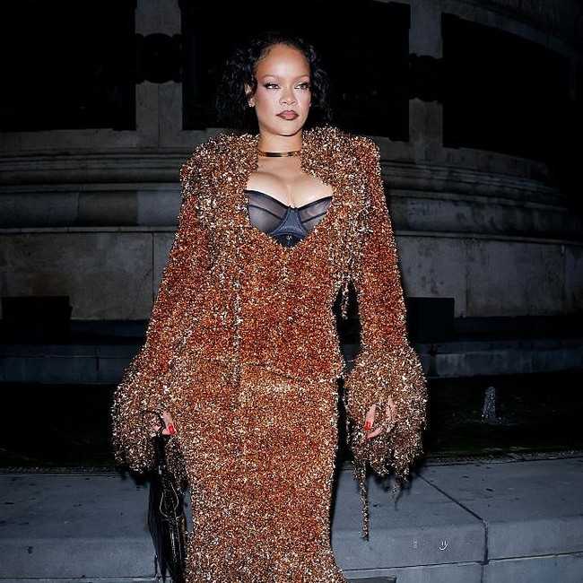 5 Gaya Rihanna Tampil Berkilauan Bak Diamond di Paris Fashion Week