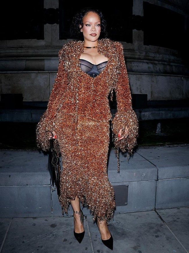 5 Gaya Rihanna Tampil Berkilauan Bak Diamond di Paris Fashion Week