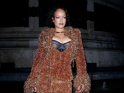 5 Gaya Rihanna Tampil Berkilauan Bak Diamond di Paris Fashion Week
