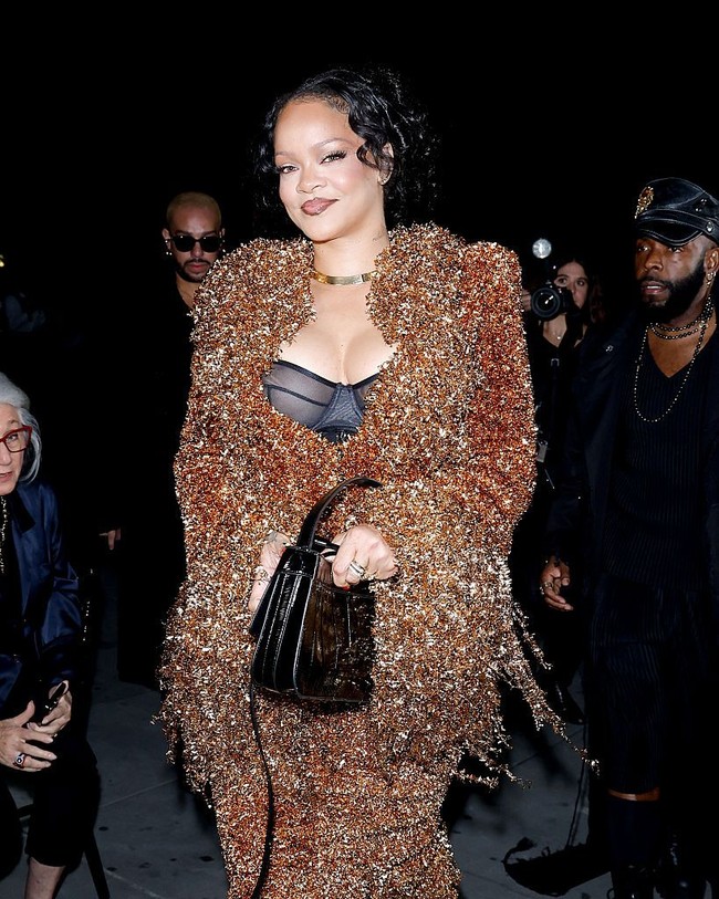 Penyanyi sekaligus pengusaha ini melengkapi penampilannya dengan sepasang pumps hitam dari Christian Louboutin yang memiliki desain hak melengkung. Foto: WWD via Getty Images/WWD