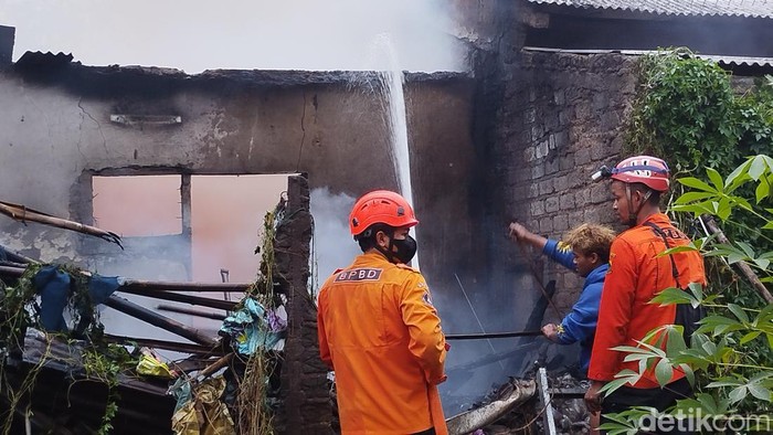 rumah di Cianjur dibakar anak perempuan