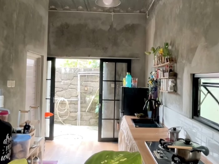 Rumah mezzanine industrial Rp 100 Juta tanpa arsitek ini maksimalkan pencahayaan alami di lahan 49m2, buat hunian hemat listrik, estetis dan terasa lapang.