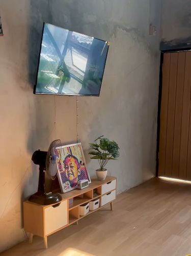 Rumah mezzanine industrial Rp 100 Juta tanpa arsitek ini maksimalkan pencahayaan alami di lahan 49m2, buat hunian hemat listrik, estetis dan terasa lapang.