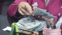 Mata uang Paman Sam itu bahkan sempat menembus level Rp 18.000 pagi ini. Berdasarkan data Bloomberg, dolar AS menyentuh level Rp 18.000 pada awal pembukaan perdagangan. Kemudian mata uang Paman Sam itu perlahan turun meski tercatat menguat 0,08% ke level Rp 17.989 pukul 09.25 WIB.