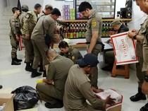 Toko Kelontong di Terminal Cibinong Dirazia, 1.482 Botol Miras Ilegal Disita