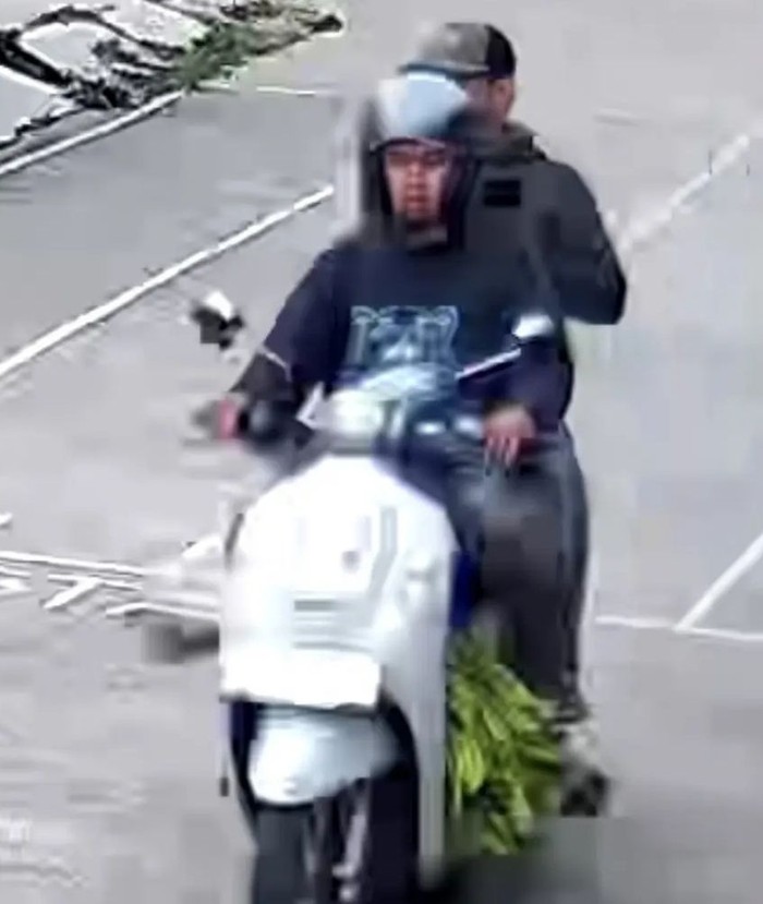Sebuah video memperlihatkan dua pria mencuri motor sembari membawa petai di Tajurhalang, Kabupaten Bogor, Jawa Barat (Jabar). Polisi menyelidiki kasus tersebut. (dok Ist)
