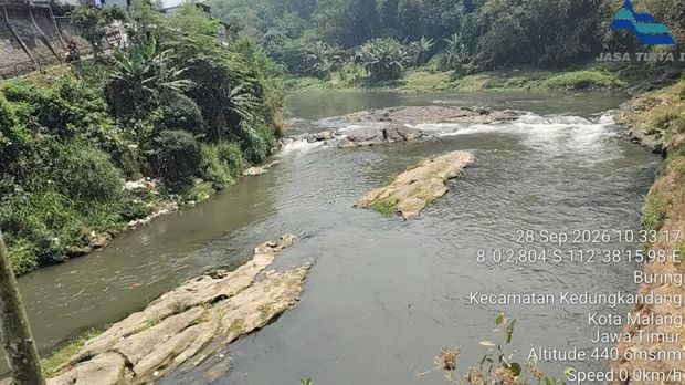 Sejumlah petugas Perum Jasa Tirta I meninjau lokasi sungai Brantas di Kota Malang yang berubah warna jadi ungu gelap. Sejumlah petugas Perum Jasa Tirta I meninjau lokasi sungai Brantas di Kota Malang yang berubah warna jadi ungu gelap.