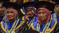 Para peserta menyandang gelar status Standar Satu (S1) lansia setelah menyelesaikan program pembelajaran. Kegiatan ini menjadi ruang bagi para lansia untuk terus belajar, beraktivitas, serta mengembangkan kemampuan di usia senja. ANTARA FOTO/Muhammad Rifki Hasan