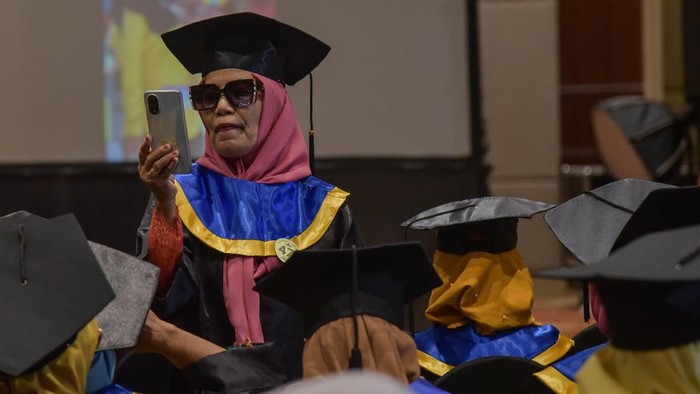 Semangat belajar tak mengenal usia. Sebanyak 70 lanjut usia (lansia) dari Sekolah Lansia Maroso dan Seroja Kota Palu, Sulawesi Tengah, mengikuti prosesi wisuda setelah menuntaskan pembelajaran, Selasa (29/9/2026).