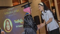 Program sekolah lansia tersebut bertujuan mendorong kemandirian sekaligus meningkatkan kualitas hidup para peserta. Wisuda 70 lansia di Palu menjadi gambaran bahwa kesempatan untuk belajar dan berkarya tetap terbuka di setiap tahap kehidupan. ANTARA FOTO/Muhammad Rifki Hasan
