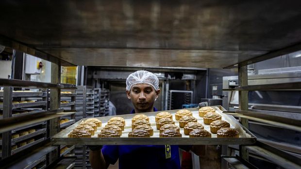 Seorang pekerja toko roti membawa nampan berisi kue bulan yang baru dipanggang melintasi area produksi di dapur pembuatan kue menjelang Festival Pertengahan Musim Gugur—saat kue tradisional ini akan dibagikan kepada keluarga dan teman sebagai simbol reuni dan kebersamaan—di Kuala Lumpur, Malaysia, pada 10 September 2026. Seorang pekerja toko roti membawa nampan berisi kue bulan yang baru dipanggang melintasi area produksi di dapur pembuatan kue menjelang Festival Pertengahan Musim Gugur—saat kue tradisional ini akan dibagikan kepada keluarga dan teman sebagai simbol reuni dan kebersamaan—di Kuala Lumpur, Malaysia, pada 10 September 2026. (REUTERS/Annice Lyn)