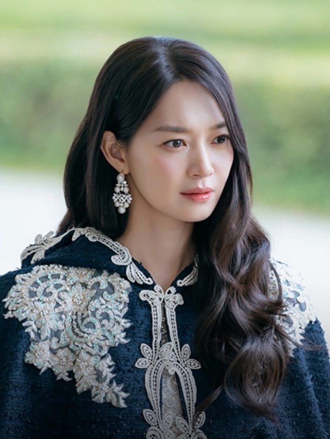 Drama ini menandai comeback Shin Min Ah setelah membintangi film thriller The Eyes tahun ini. Selanjutnya istri Kim Woo Bin itu bersiap membintangi Wed Thurs Fri bersama Lee Jin Wook. Foto: Instagram @disneypluskr