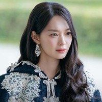 Drama ini menandai comeback Shin Min Ah setelah membintangi film thriller The Eyes tahun ini. Selanjutnya istri Kim Woo Bin itu bersiap membintangi Wed Thurs Fri bersama Lee Jin Wook. Foto: Instagram @disneypluskr