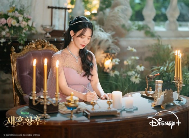 Dalam sejumlah adegan, Shin Min Ah memancarkan pesonanya sebagai permaisuri dengan busana panjang berhias payet. Penampilannya dilengkapi dengan mahkota bertatahkan berlian. Foto: Instagram @disneypluskr