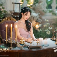Dalam sejumlah adegan, Shin Min Ah memancarkan pesonanya sebagai permaisuri dengan busana panjang berhias payet. Penampilannya dilengkapi dengan mahkota bertatahkan berlian. Foto: Instagram @disneypluskr