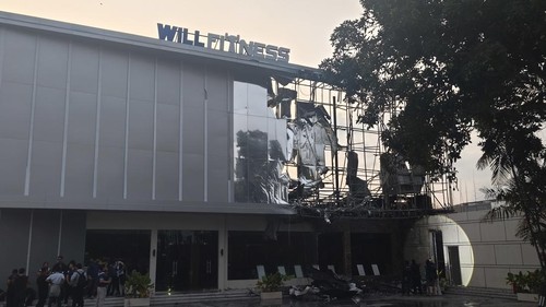 Sisa kebakaran gimnasium Willfitness di Jalan Hayam Wuruk, Denpasar, Bali, Selasa (29/9/2026) sore. (Putu Yonata/detikBali)