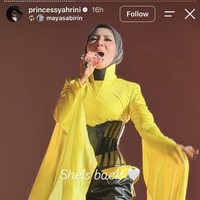 Atasan kuning tersebut dipadukan dengan korset hitam yang membentuk siluet pinggang. Korset tersebut memiliki detail garis vertikal serta tekstur mengilap yang memberikan sentuhan edgy sekaligus membuat area pinggang terlihat lebih tegas. Foto: Instagram/@princessyahrini