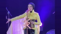 Gaya Syahrini Kembali Manggung Usai 7 Tahun, Tampil Dramatis Berbusana Kuning