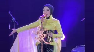 Gaya Syahrini Kembali Manggung Usai 7 Tahun, Tampil Dramatis Berbusana Kuning