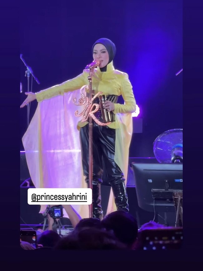 Gaya Syahrini Kembali Manggung Usai 7 Tahun, Tampil Dramatis Berbusana Kuning
