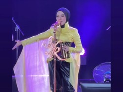 Gaya Syahrini Kembali Manggung Usai 7 Tahun, Tampil Dramatis Berbusana Kuning