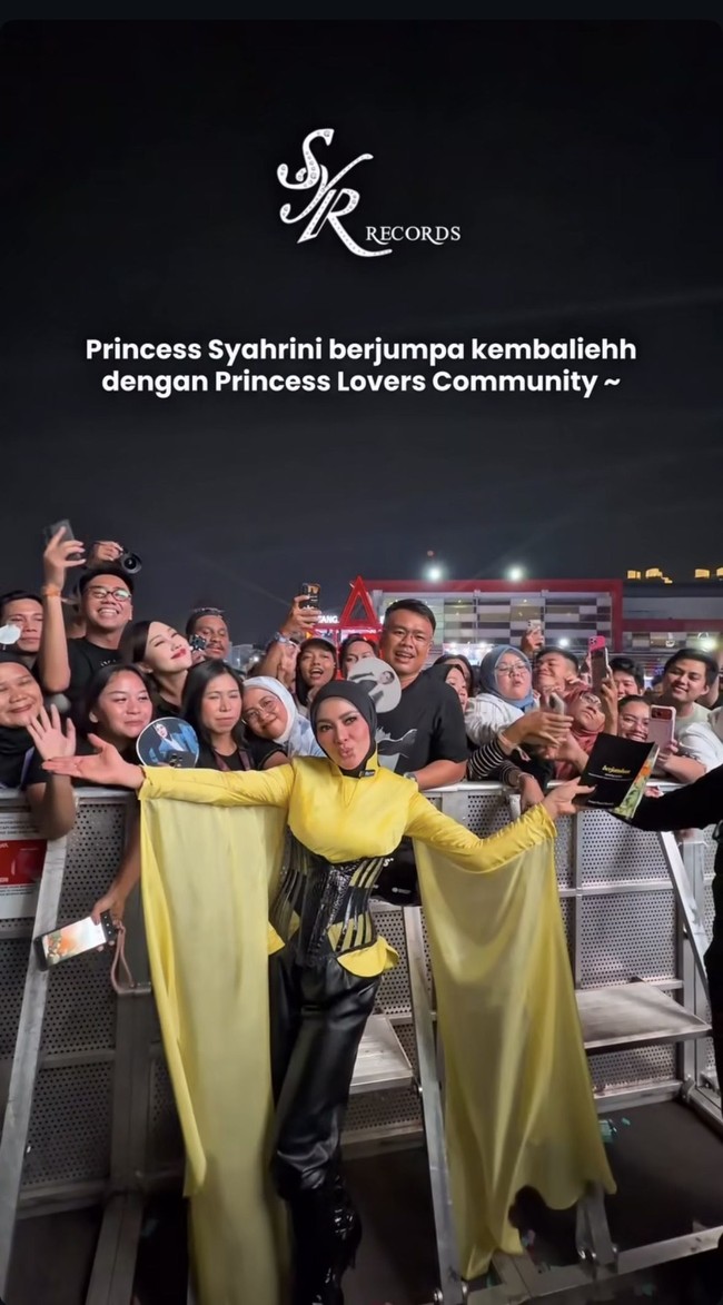 Celana tersebut dipadukan dengan boots hitam tinggi. Penampilannya juga semakin lengkap dengan hijab polos dan simpel. Foto: Instagram/@princessyahrini