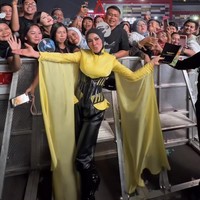 Celana tersebut dipadukan dengan boots hitam tinggi. Penampilannya juga semakin lengkap dengan hijab polos dan simpel. Foto: Instagram/@princessyahrini