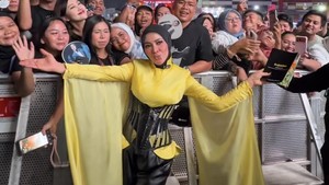 Sambil memamerkan nostalgia gaya ikonisnya seperti jambul khatulistiwa, Syahrini sukses menghibur penonton lewat gimik unik memperkenalkan Partai Incess Indonesia (PII). Foto: Instagram/@princessyahrini