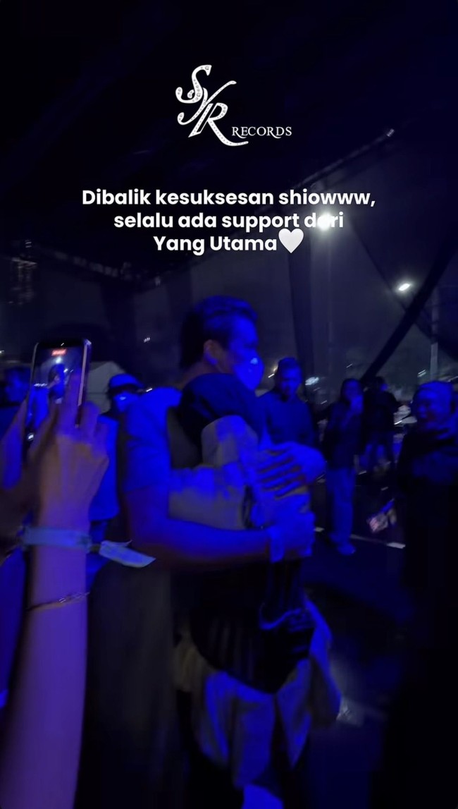 Yang tak kalah mencuri perhatian ialah kehadiran suami Syahrini, Reino Barack, yang setia menemani dan melihat langsung sang istri bernyanyi. Seusai tampil, Syahrini pun langsung menghampiri dan memeluk suaminya. Foto: Instagram/@princessyahrini