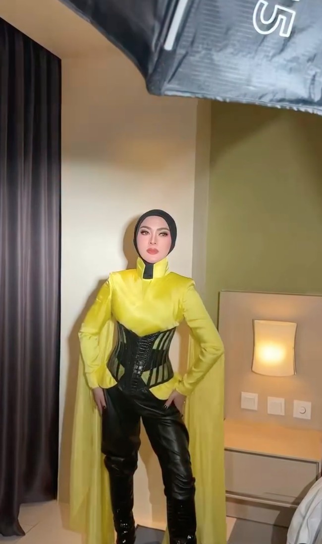 Penampilan Syahrini saat manggung di festival musik Pestapora curi atensi. Perdana kembali manggung usai 7 tahun vakum, Syahrini tampil glamor dan dramatis dalam balutan busana bernuansa kuning dan hitam. Foto: Instagram/@bennusorumba