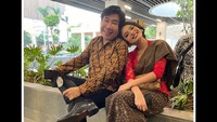 Syandria tampil serasi bersama almarhum Guruh Soekarnoputra mengenakan busana bernuansa tradisional. Sandaran kepala Syandria di bahu sang paman menunjukkan keakraban dan rasa nyaman di antara keduanya. (Foto: dok Instagram syandria)