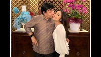 Momen hangat penuh kasih ditunjukkan almarhum Guruh Soekarnoputra yang mendaratkan kecupan di pipi Syandria. Akan selalu menjadi bunga terindah di hatiku. Selamat jalan melati suciku, Eyangku tercinta, Guruh Sukarnoputra, tulis Syandria dilihat di Instagram, Selasa (29/9/2026). (Foto: dok Instagram syandria)