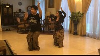 Lahir dari keluarga yang menjunjung tinggi seni budaya, Syandria tampak berlatih gerakan tari tradisional bersama almarhum Guruh Soekarnoputra. Ini arsip mereka pada November 2024. (Foto: dok Instagram syandria)