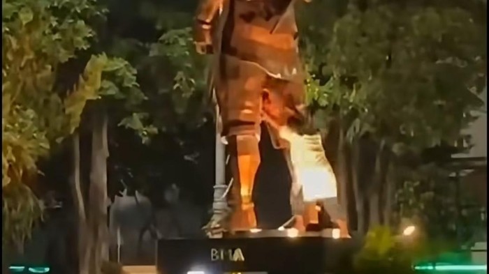 Tangkapan layar video pria ODGJ memanjat patung Bima di Jalan Pahlawan, Kecamatan Semarang Selatan, Kota Semarang, Senin (28/9/2026) dini hari.