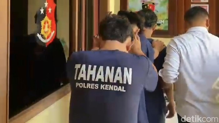 Tersangka pelaku tawuran saat digelandang di Mapolres Kendal, Selasa (29/9/2026).