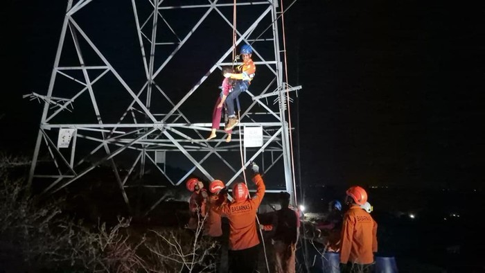 Tim SAR mengevakuasi siswi 16 tahun yang hendak melompat dari Tower PLN di Kota Palu. Dokumen Istimewa