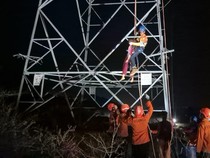 Tim SAR Evakuasi Siswi yang Hendak Melompat dari Tower PLN Palu